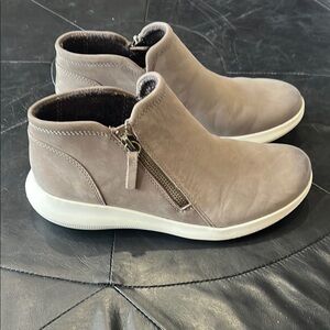 Aetrex Women's Taupe Sneakers with White Outsole